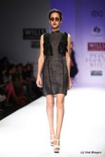 Model walk the ramp for Raj Shroff Show at Wills Lifestyle India Fashion Week 2012 day 5 on 10th Oct 2012 (110).JPG